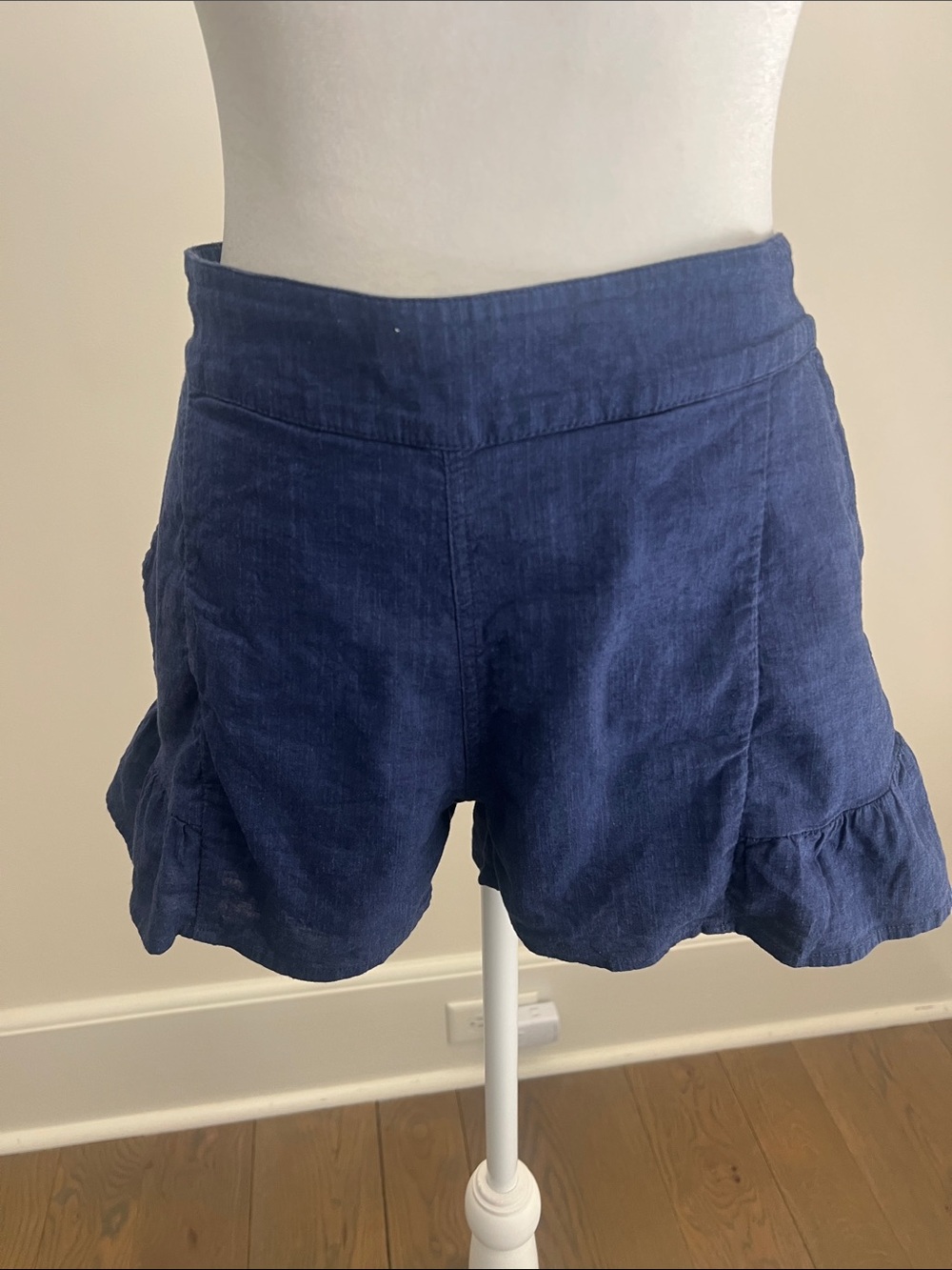 Women’s Vinyard Vines size small navy blue pull-up shorts with ruffle bottom